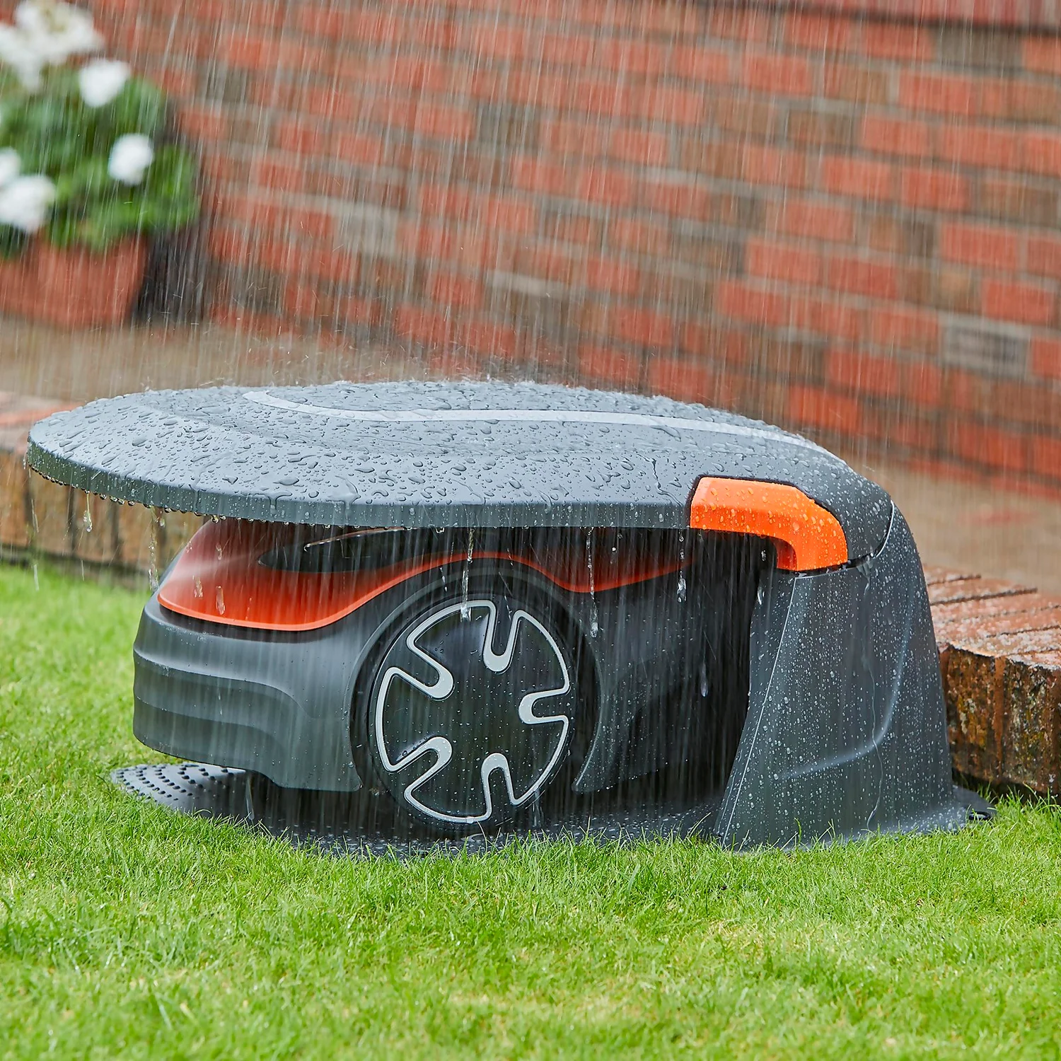 Flymo EasiLife GO 500 Cordless Robot Lawn Mower - 16cm 4 Flymo EasiLife GO 500 Cordless Robot Lawn Mower - 16cm - Image 4